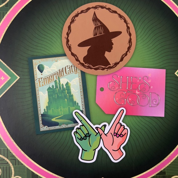 Wicked: The Official Advent Calendar: 25 Days of Surprises The Wizard Of Oz NEW! - Picture 6 of 7